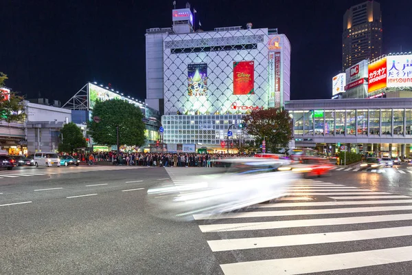 Сутичка перетинання Shibuya в Токіо в нічний час, Японія — стокове фото