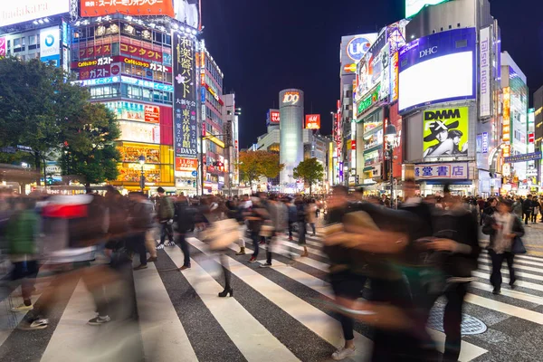 Shibuya cruzamento scramble em Tóquio à noite, Japão — Fotografia de Stock