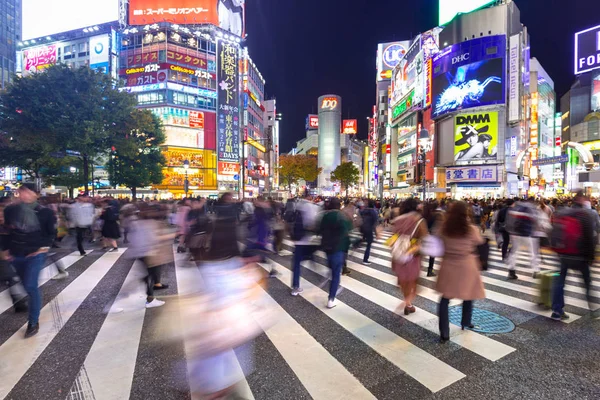 Shibuya cruzamento scramble em Tóquio à noite, Japão — Fotografia de Stock