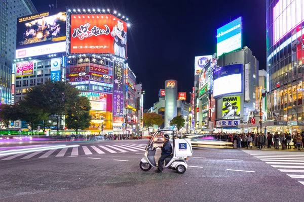 Shibuya cruzamento scramble em Tóquio à noite, Japão — Fotografia de Stock
