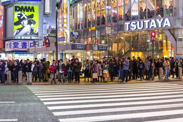 夜、日本東京の渋谷スクランブル交差点 — ストック写真