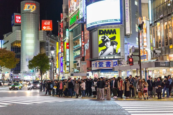 Shibuya scramble crossing in Tokyo at night, Japan — Stock Photo, Image