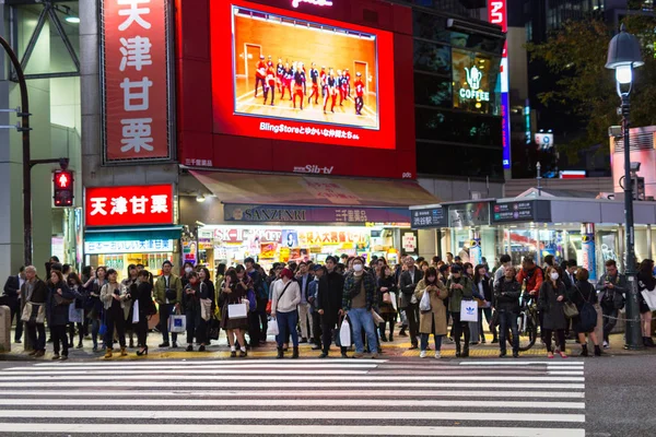 夜、日本東京の渋谷スクランブル交差点 — ストック写真