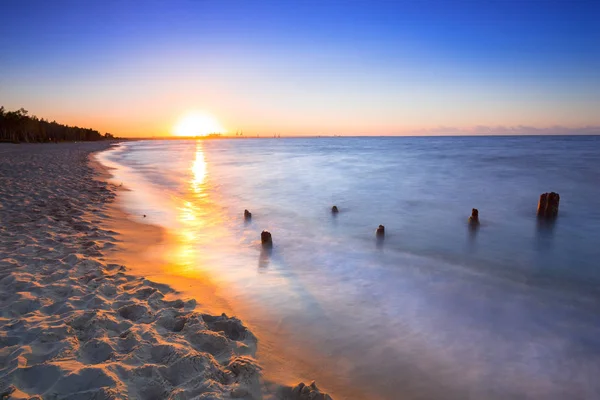 Západ slunce na pláži u Baltského moře — Stock fotografie