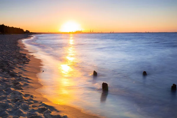 Coucher de soleil sur la plage de la mer Baltique — Photo