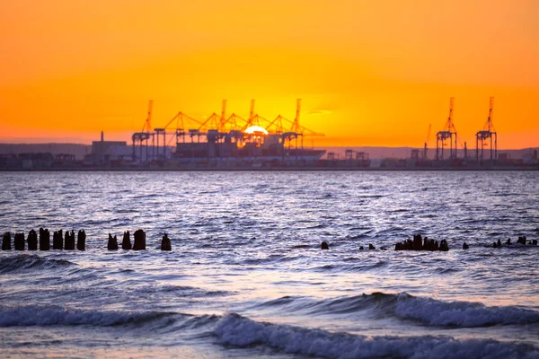 Puesta de sol en la playa en el Mar Báltico — Foto de Stock