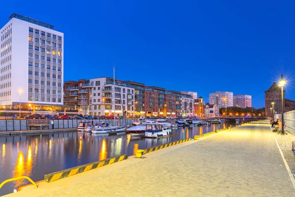 Promenade at Motlawa river and marina in Gdansk at night — Stock Photo, Image