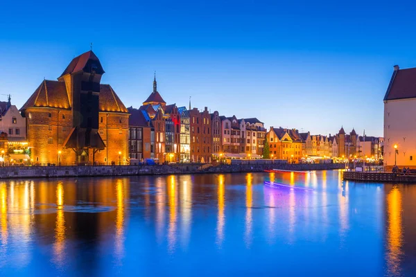 Gdansk tarihi liman vinç ile gece Motlawa nehirde yansıyan — Stok fotoğraf