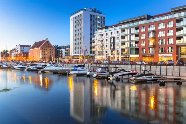 Zomer landschappen van Motlawa Rivier en de jachthaven in Gdansk nachts, Polen — Stockfoto