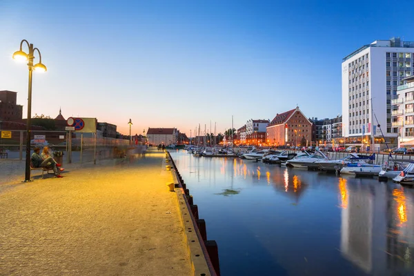 Paesaggio estivo del fiume Motlawa e del porto turistico di Danzica di notte, Polonia — Foto Stock