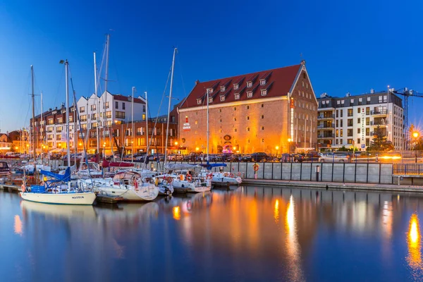 Yaz toplayan Motlawa nehir ve gece, Polonya Gdansk marina