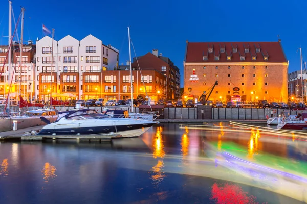 Paesaggio estivo del fiume Motlawa e del porto turistico di Danzica di notte, Polonia — Foto Stock