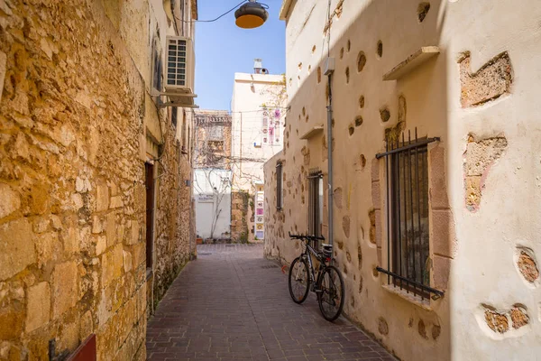 Narrow streets with souvenirs in Venetian port of Chania on Crete, Greece — Stock Photo, Image