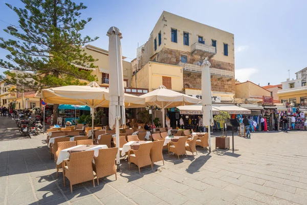 Restauranger på gatan i Chania på Kreta, Grekland — Stockfoto