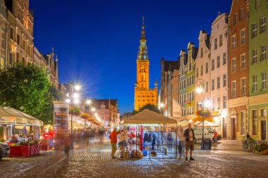 Geceleri Gdansk lane uzun mimarisi. 