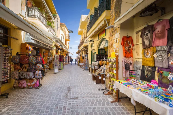 Ruas estreitas com lembranças no porto veneziano de Chania em Creta, Grécia — Fotografia de Stock