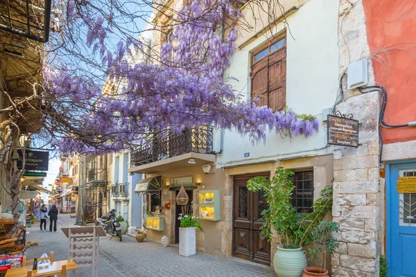 Calles estrechas con recuerdos en el puerto veneciano de Chania en Creta, Grecia — Foto de Stock