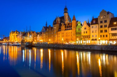 Gdansk geceleri Motlawa nehirde yansıyan