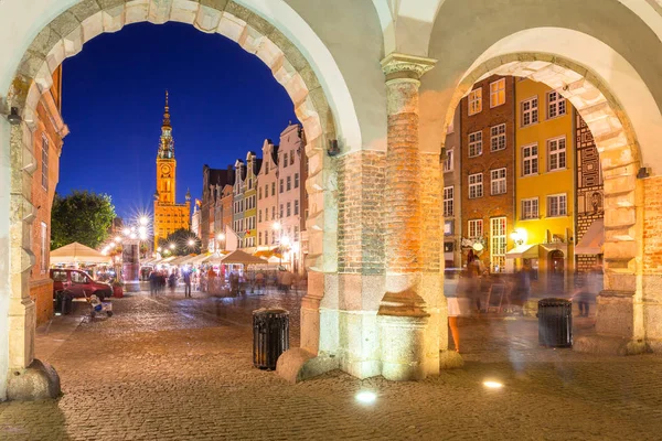 Architektur der langen Gasse in Danzig bei Nacht. — Stockfoto