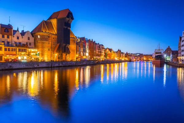 Gdansk por la noche reflejado en el río Motlawa — Foto de Stock