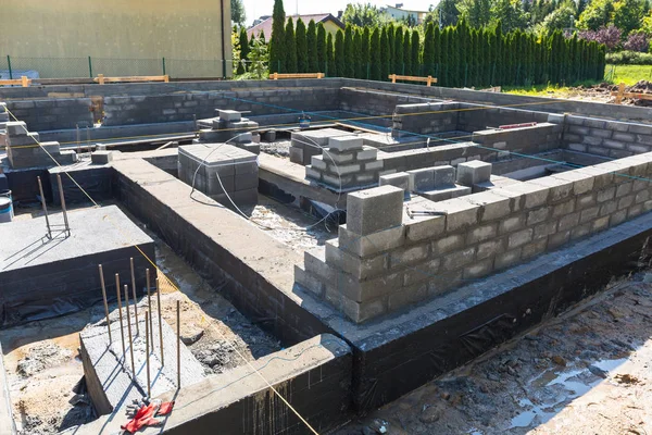 Укрепление бетонных блоков для фундамента — стоковое фото