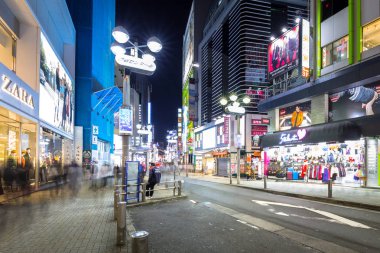 Gece, Japonya Tokyo Shibuya bölgesinin yoğun sokakları