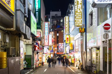 Gece, Japonya Tokyo Shibuya bölgesinin yoğun sokakları