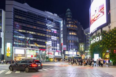 Gece, Japonya Tokyo Shibuya bölgesinin yoğun sokakları