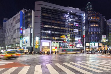 Gece, Japonya Tokyo Shibuya bölgesinin yoğun sokakları