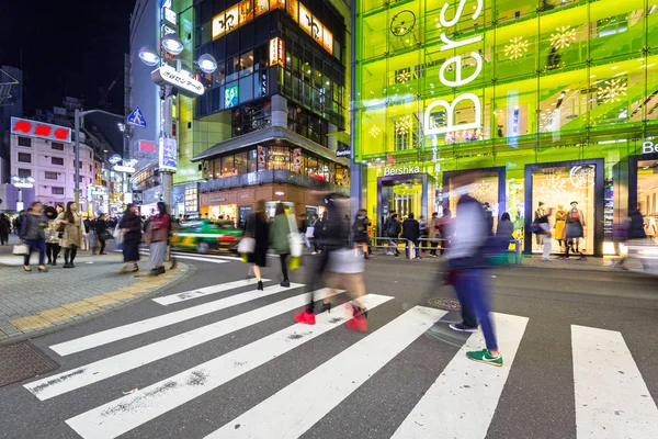 Ruas movimentadas do distrito de Shibuya em Tóquio à noite, Japão — Fotografia de Stock