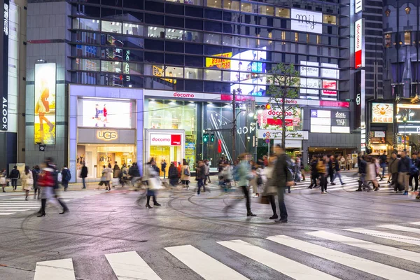 Ruas movimentadas do distrito de Shibuya em Tóquio à noite, Japão — Fotografia de Stock