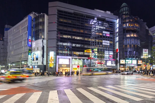 Gece, Japonya Tokyo Shibuya bölgesinin yoğun sokakları