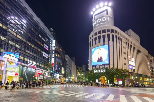 Forgalmas utcán éjjel, Japán Tokyo Shibuya kerület — Stock Fotó