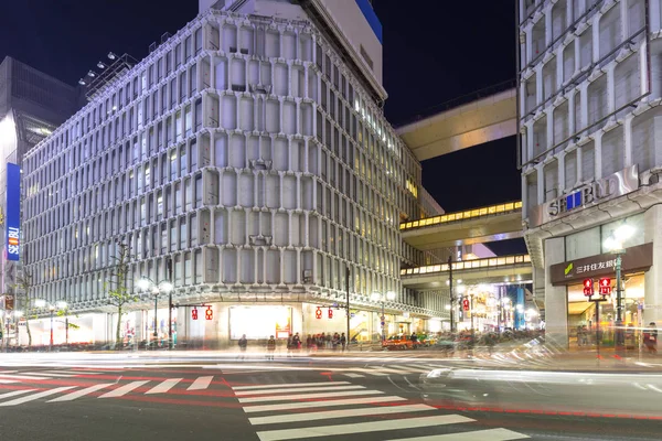 Drukke straten van Shibuya district in Tokyo bij nacht, Japan — Stockfoto