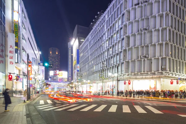 Ruas movimentadas do distrito de Shibuya em Tóquio à noite, Japão — Fotografia de Stock