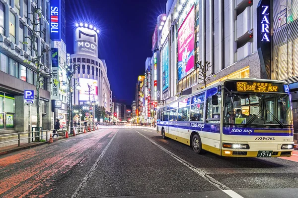 Rušné ulice čtvrti Shibuya v Tokiu v noci, Japonsko — Stock fotografie