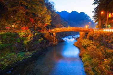 Nikko gece sonbahar sırasında Shinkyo Köprüsü