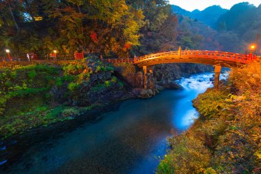 Nikko gece sonbahar sırasında Shinkyo Köprüsü
