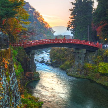 Sonbahar sırasında Shinkyo Bridge'de Nikko
