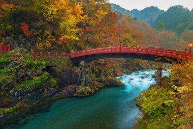 Sonbahar sırasında Shinkyo Bridge'de Nikko