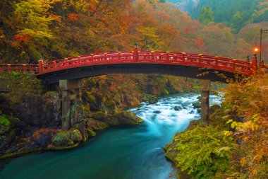 Sonbahar sırasında Shinkyo Bridge'de Nikko
