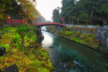Sonbahar sırasında Shinkyo Bridge'de Nikko