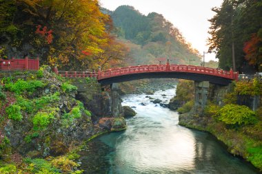 Sonbahar sırasında Shinkyo Bridge'de Nikko