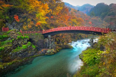 Sonbahar sırasında Shinkyo Bridge'de Nikko