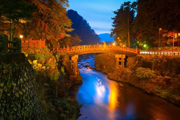 Shinkyo brug in het najaar in Nikko nachts — Stockfoto