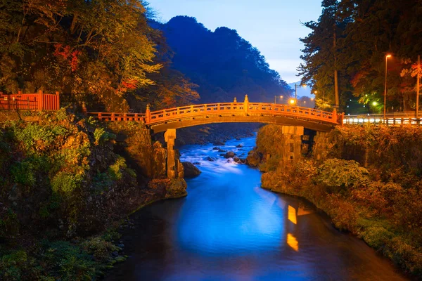 Shinkyo brug in het najaar in Nikko nachts — Stockfoto