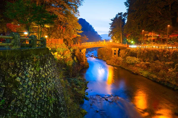 Ponte di Shinkyo durante autunno in Nikko di notte — Foto Stock