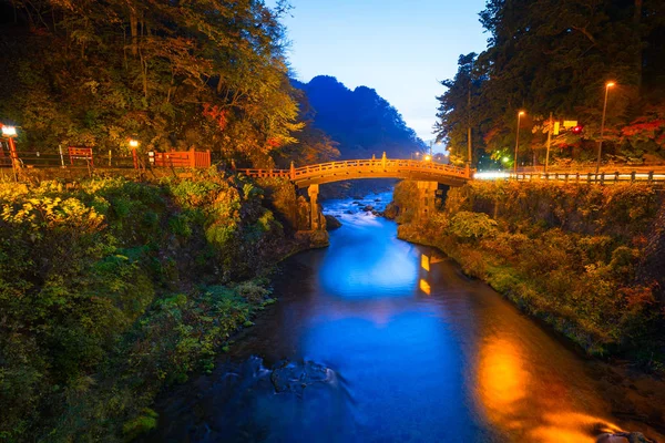 Nikko gece sonbahar sırasında Shinkyo Köprüsü