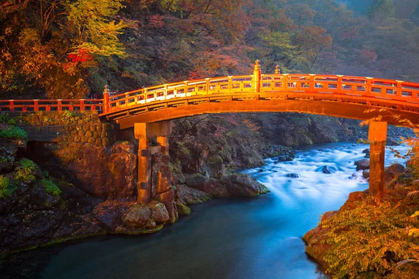 Shinkyo brug in het najaar in Nikko nachts — Stockfoto