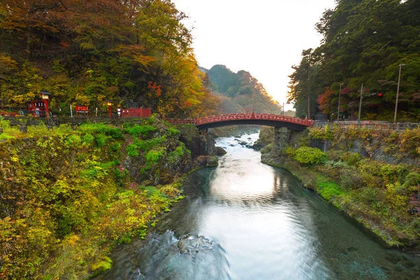 Sonbahar sırasında Shinkyo Bridge'de Nikko